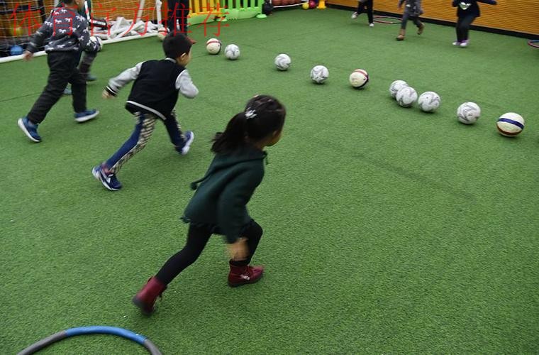 小小足球，带她跑进一个“新世界”